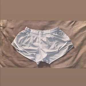 white lululemon hotty hot shorts 2.5”